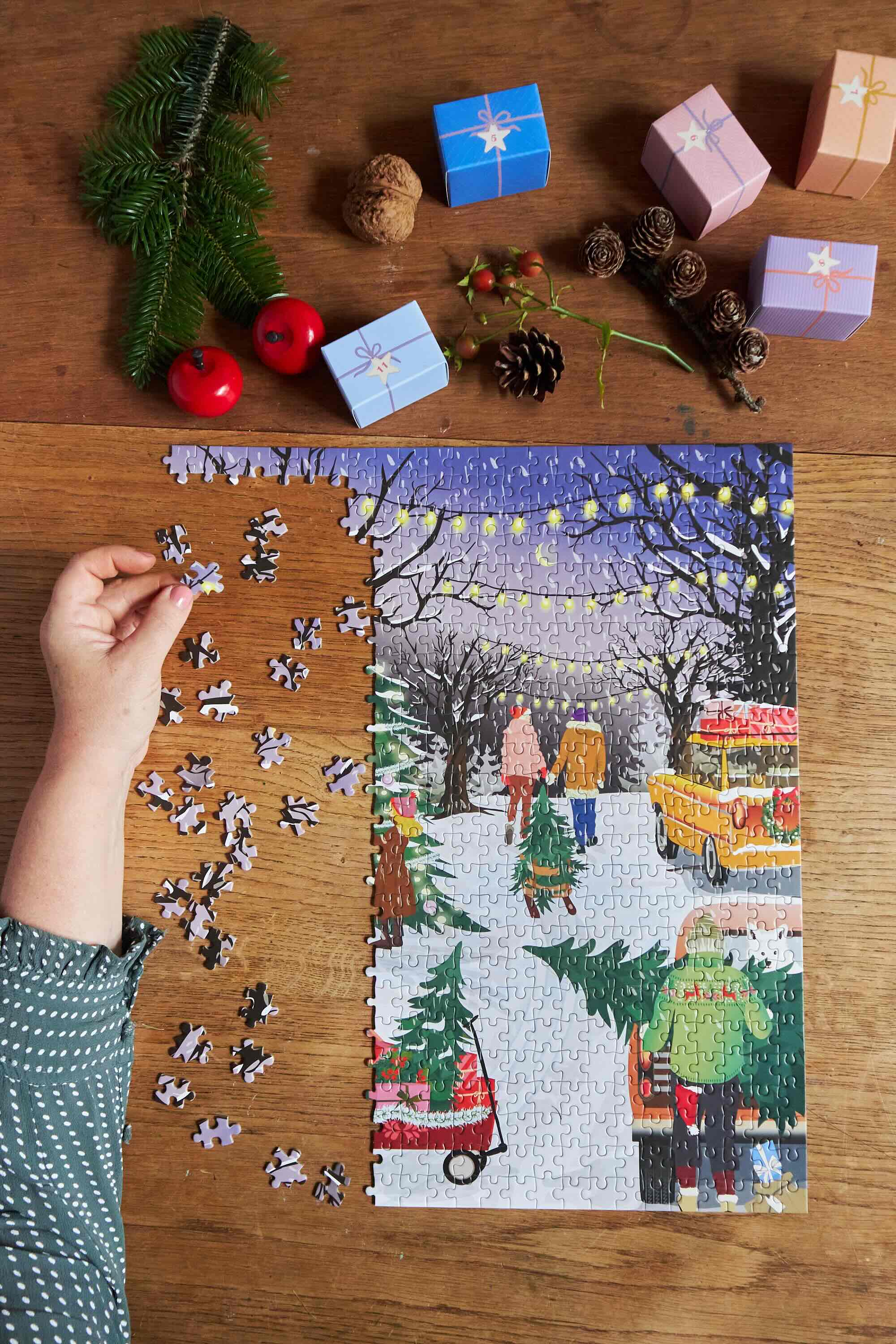 CHRISTMAS TREES & SNOWFLAKES - puslespilsjulekalender med 1.000 brikker