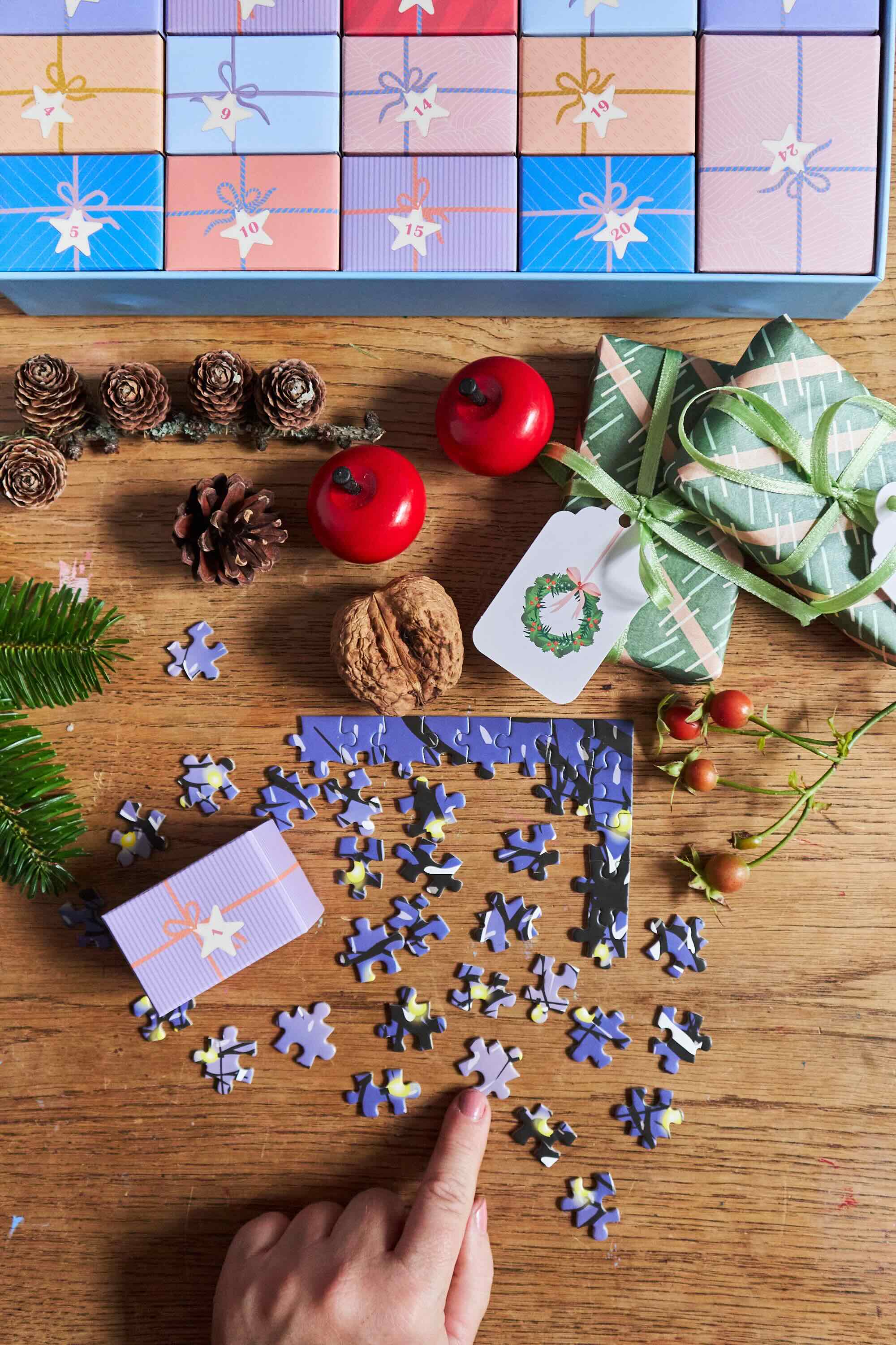 CHRISTMAS TREES & SNOWFLAKES - puslespilsjulekalender med 1.000 brikker