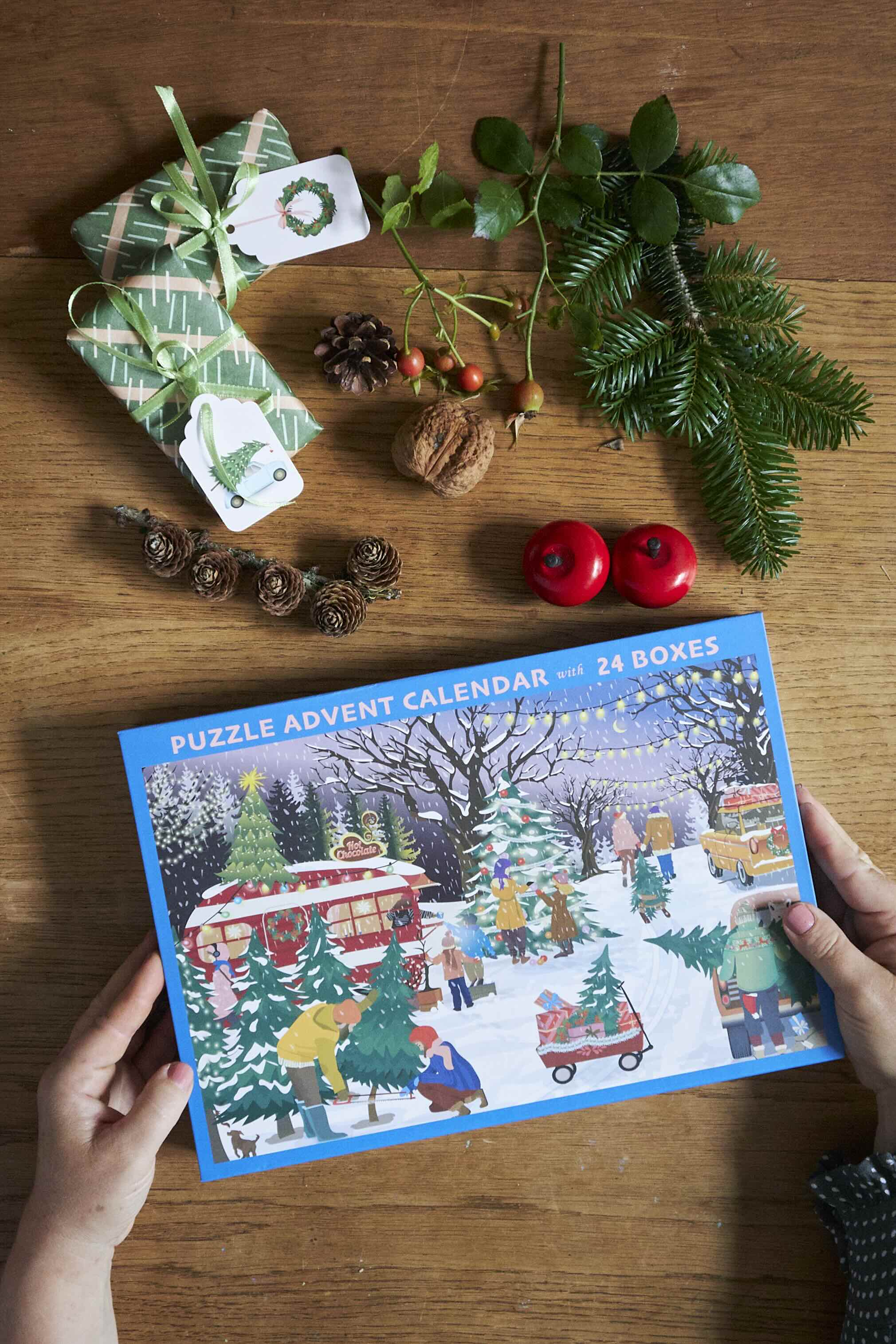 CHRISTMAS TREES & SNOWFLAKES - puslespilsjulekalender med 1.000 brikker